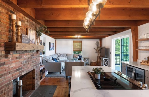 Belmont House | NEW! 4-Bedroom Retreat with lake views & HOT TUB!