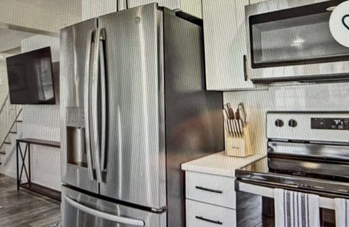 Katama House | New 4 BR house near center and beaches with bikes