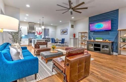 Katie Hill Neighborhood House | New 4BDRM House with City views, Pool Table, 5min to Downtown! Sleeps 22!