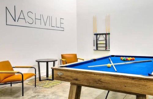 Katie Hill Neighborhood House | New 4BDRM House with City views, Pool Table, 5min to Downtown! Sleeps 22!