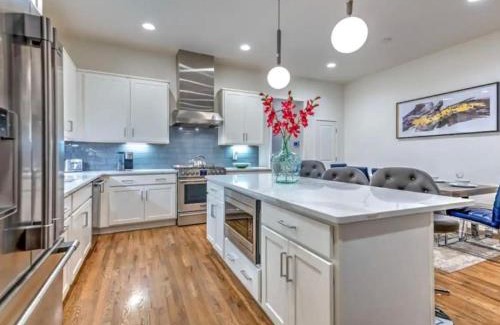 Katie Hill Neighborhood House | New 4BDRM House with City views, Pool Table, 5min to Downtown! Sleeps 22!