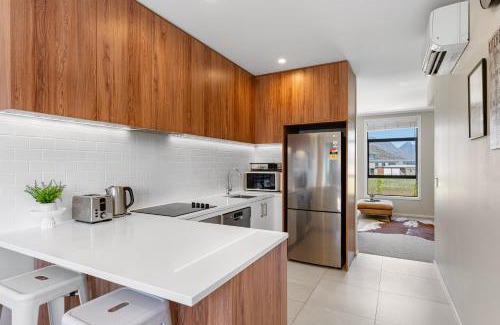 Frankton Apartment | New 4BRs Townhouse, Walk to Shops & Cafes, 5mins to Airport, 30mins to Ski