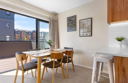 Frankton Apartment | New 4BRs Townhouse, Walk to Shops & Cafes, 5mins to Airport, 30mins to Ski