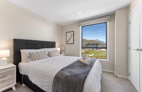 Frankton Apartment | New 4BRs Townhouse, Walk to Shops & Cafes, 5mins to Airport, 30mins to Ski