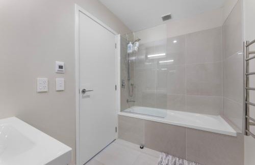 Frankton Apartment | New 4BRs Townhouse, Walk to Shops & Cafes, 5mins to Airport, 30mins to Ski