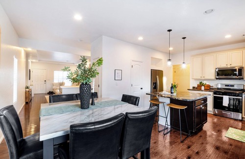 Commerce City House | NEW! 5BR Mt View Haven - 15min to Airport & 30 min to Downtown + Garage Parking