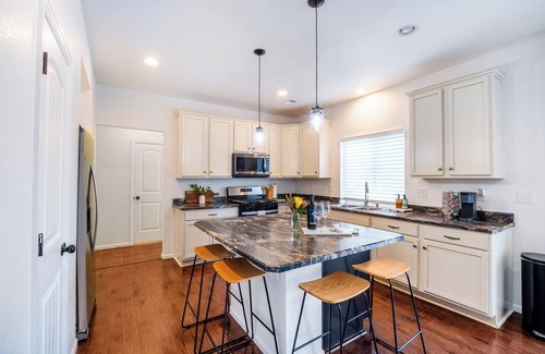 Commerce City House | NEW! 5BR Mt View Haven - 15min to Airport & 30 min to Downtown + Garage Parking