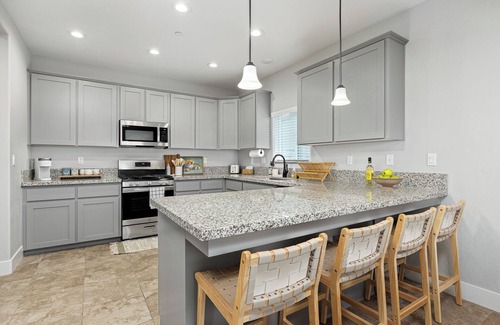 Visalia House | New! 5BR Vacation Home Near Sequoias, Hot Tub, BBQ, EV