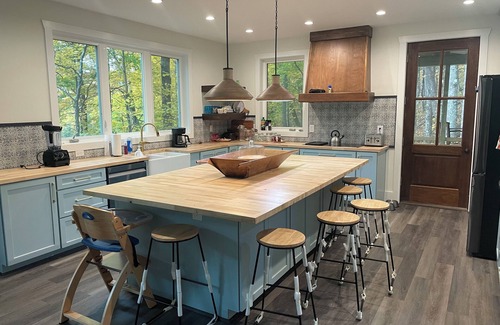 Black Mountain House | New 6-bedroom house in quiet Montreat with fitness , AC, WiFi “The Grateful Den”