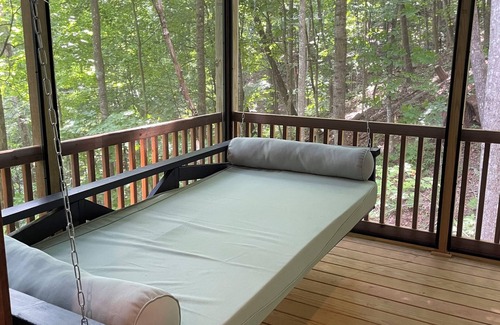 Black Mountain House | New 6-bedroom house in quiet Montreat with fitness , AC, WiFi “The Grateful Den”
