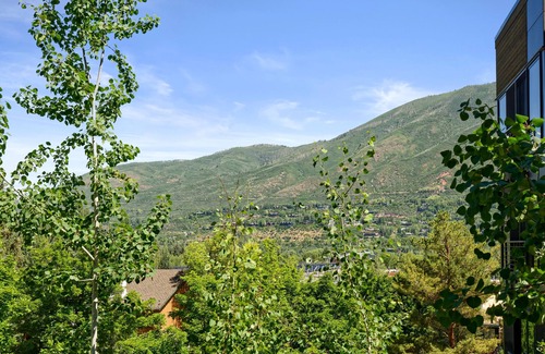 Downtown Condo | NEW 6Mil Luxury Condo Ski n Ski out Aspen Mountain (AJAX)