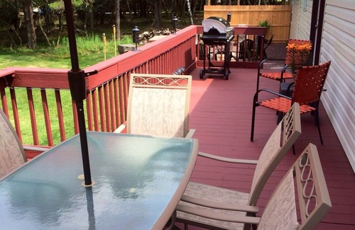 Albrightsville House | New 7 Person Hot Tub & HUGE Game room. Beautiful terrazzo Counter and bar top.