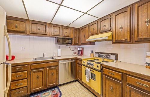 McCall House | New* 70s Lakefront condo in Tamarack Bay with dock, pool, beach
