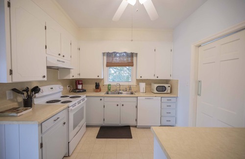 Murfreesboro Apartment | NEW! 9 min walk to the square or MTSU! On Main St!