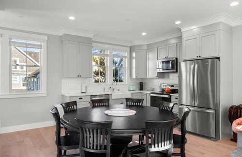 Seabrook House | *New* A Stairway to Heaven, dog-friendly, ocean view!