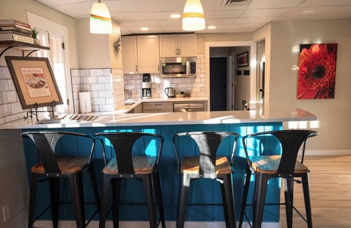 Fort Collins Condo | NEW Across St from CSU campus! 3 bedroom 1.5ba, above famous Rainbow Restaurant