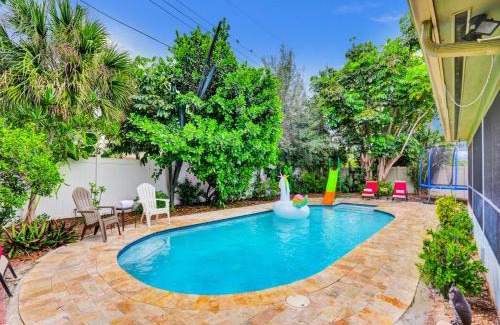 Deerfield Beach Villa | NEW Adorable Villa 7 min to Beach Trampoline