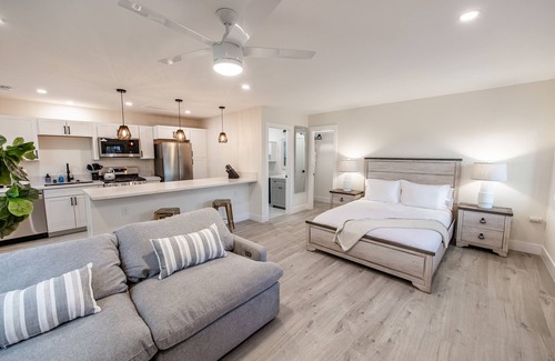 Crown Point House | New Amazing Oasis in the Beach! HotTub Soaking Tub Outdoor Shower AC Parking