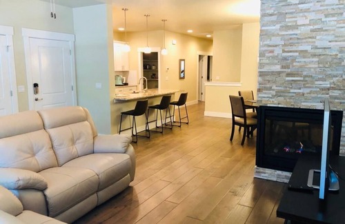North End House | New and Modern Northend Townhome
