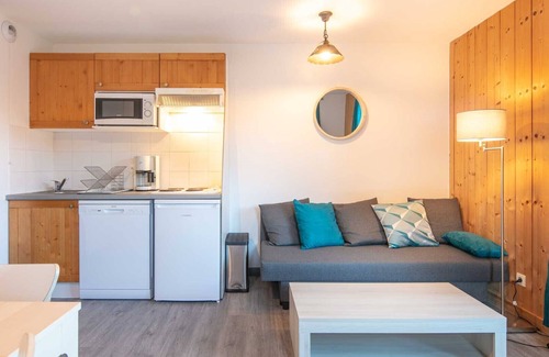 Saint-Sorlin-d'Arves Apartment | New apt 6 ppl, 2 balconies, pool