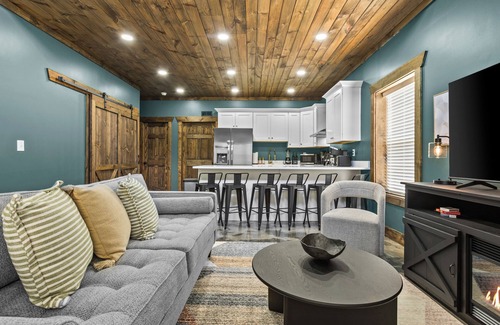 Stanton House | New Barn/Sleeps 12/2 Hot Tubs/EV Charger