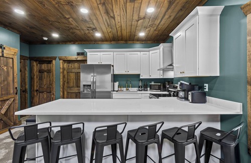 Stanton House | New Barn/Sleeps 12/2 Hot Tubs/EV Charger
