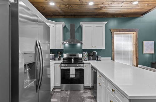 Stanton House | New Barn/Sleeps 12/2 Hot Tubs/EV Charger
