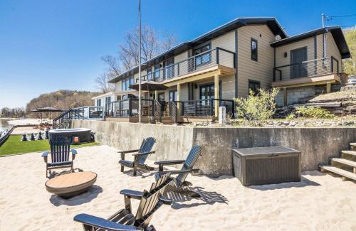 Traverse City House | NEW Bay Shore Retreat Mins to Downtown TC 7345