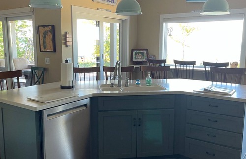 Williamsburg House | New Beach Home with 5 bedrooms on East Bay with sandy beach.