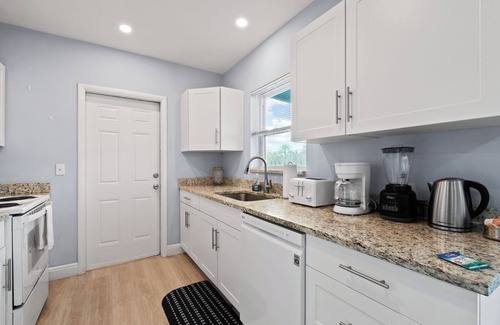 Singer Island Condo | NEW BEACH LISTING, Walk-Beach, Surfing, Scuba, Close-Dining, Wi-Fi