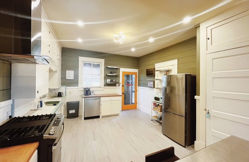 San Jacinto House | NEW!Beach Side Heritage Gem Historical House w Updated Fixtures