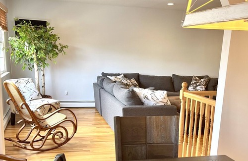 Long Beach House | New Beachside Apartment - 2min walk to the Boardwalk and Surfing Beach!