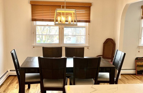 Long Beach House | New Beachside Apartment - 2min walk to the Boardwalk and Surfing Beach!