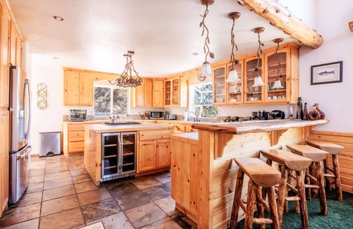 Castle Glen Estates Cabin | New! Bearadise~ Mighty Bear Manor