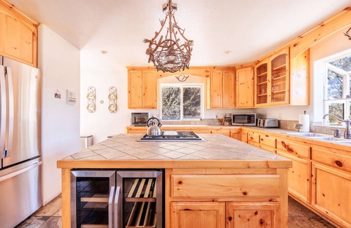 Castle Glen Estates Cabin | New! Bearadise~ Mighty Bear Manor