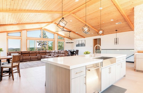 Castle Glen Estates Cabin | New! Bearadise ~ Relaxing Mountain Chalet