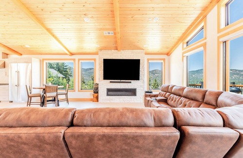 Castle Glen Estates Cabin | New! Bearadise ~ Relaxing Mountain Chalet