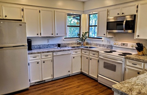 Hot Springs Village House | NEW! Beautiful 10-Guest Golf Retreat on the 16th hole of the Desoto Golf Course
