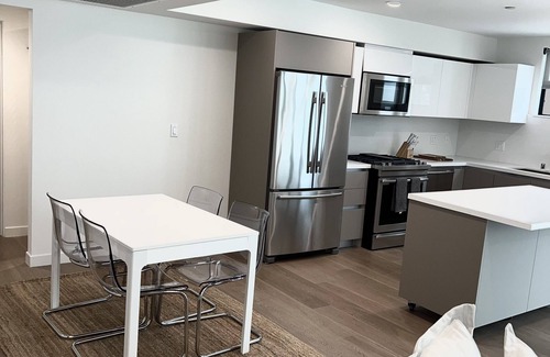 Beverly Hills Condo | *New* Beautiful Beverly Hills Condo w/parking