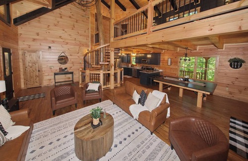 Logan Cabin | "New" Beautiful Cabin/Lodge-CHECKOUT 8 PM ON SUNDAYS! SLEEPS 14- Logan, OH