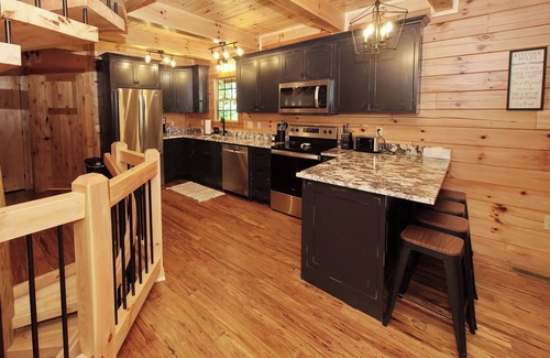 Logan Cabin | "New" Beautiful Cabin/Lodge-CHECKOUT 8 PM ON SUNDAYS! SLEEPS 14- Logan, OH