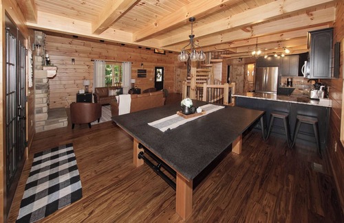 Logan Cabin | "New" Beautiful Cabin/Lodge-CHECKOUT 8 PM ON SUNDAYS! SLEEPS 14- Logan, OH