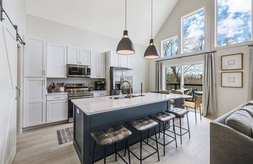 Kenilworth House | New Beautiful Home w/Mtn Views, 2 Decks & Walk to Biltmore Village!