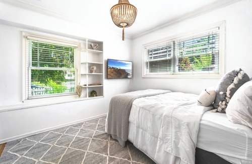 Northridge House | New Beautiful Modern 3 bedroom /Heated Pool with Full Amenities