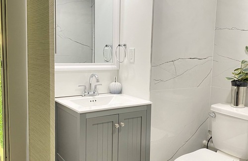 Margate Apartment | New Beautiful Studio in Margate with pool, kayaks and boat ramp.