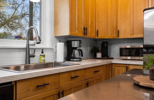 Bellaire House | NEW Bellaire Home, 5 Minute WALK to downtown!