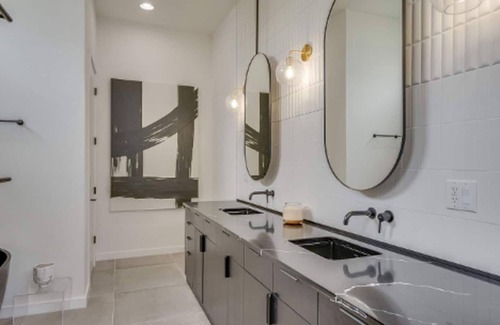 Katie Hill Neighborhood House | NEW - BEST SKYLINE Nashville MODERN Home. 5 min to DT
