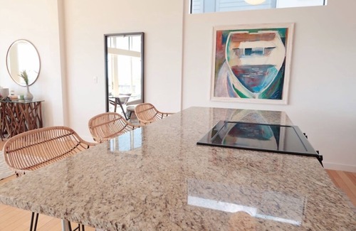 Katie Hill Neighborhood House | NEW - BEST SKYLINE Nashville MODERN Home. 5 min to DT