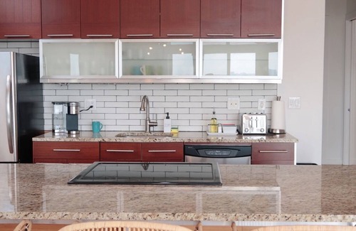 Katie Hill Neighborhood House | NEW - BEST SKYLINE Nashville MODERN Home. 5 min to DT