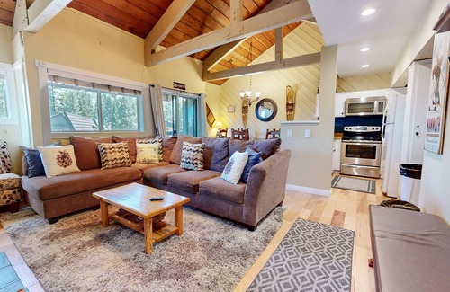 Majestic Pines Condo | NEW! Bigwood #30 2-Bedroom Condo with Pool and Golf course view